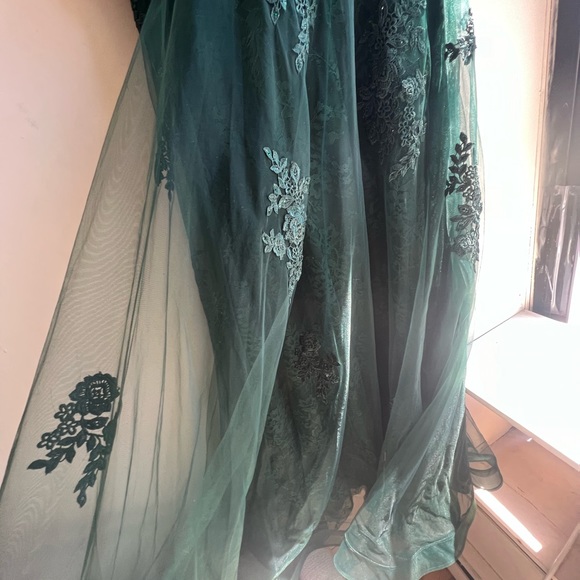 Mother of the Bride Emerald La Femme Floral Lace and Tulle Long Gown Nordstrom - Picture 5 of 9